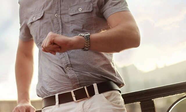 Dokąd powinien sięgać rękaw kurtki?