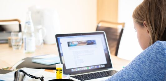 Kurs hiszpańskiego a rytm i intonacja – dlaczego poprawna wymowa to coś więcej niż pojedyncze dźwięki? kurs hiszpańskiego